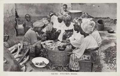 Vrouwen die kolanoten pellen, Nigeria door English Photographer