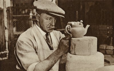 Werknemer die een theepot produceert bij de Royal Doulton fabriek, Stoke-on-Trent, Staffordshire door English Photographer