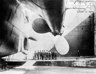 Arbeiders onder een van de propellers van de Titanic, 31 mei 1911 door English Photographer