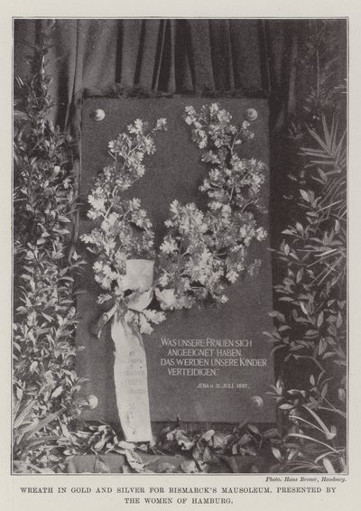Krans in Goud en Zilver voor Bismarcks Mausoleum, aangeboden door Vrouwen van Hamburg door English Photographer