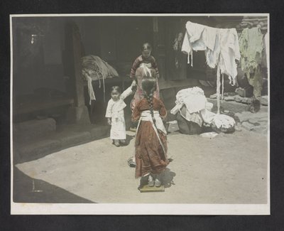 Jonge meisjes, Fotoalbum van Korea door English Photographer