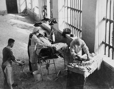 Een veldchirurgische eenheid die opereert in een Italiaanse gevangenis onder vuur tijdens de Tweede Wereldoorlog, uit een verzameling van 650 foto
