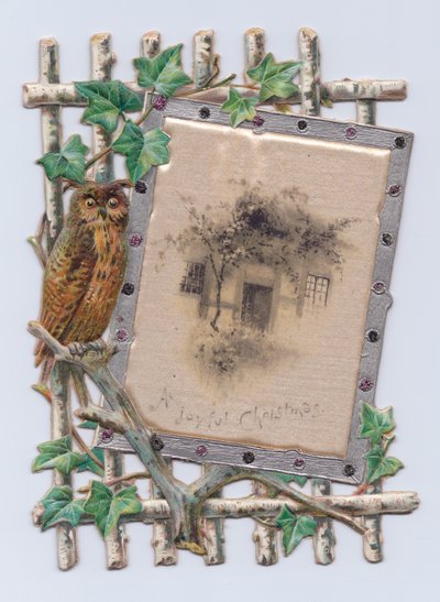 Victoriaanse kerstkaart in de vorm van een uil naast een schilderij van een huis op een traliewerk, ca. 1880 door English School