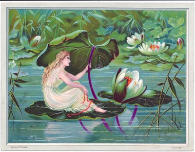 Victoriaanse wenskaart van een fee die op een stroom vaart op een lotusblad met een lelieblad als luifel, ca. 1880 door English School