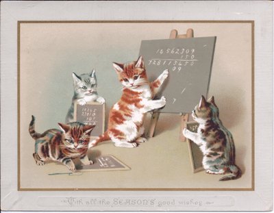 Een Victoriaanse wenskaart van een kitten die op een schoolbord schrijft terwijl twee anderen kleine lei in hun poten houden, ca. 1880 door English School