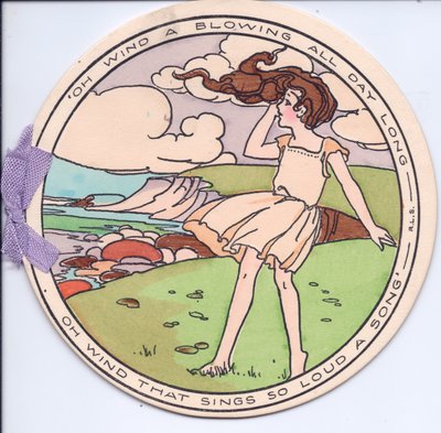 Een ronde uitgestanste Edwardiaanse wenskaart van een meisje in de wind op een klif, circa 1910 door English School