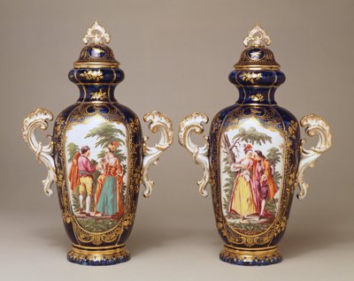 Een paar Chelsea blauwe grond lobvormige taps toelopende oviforme vazen en deksels met geliefden tussen bomen, ca. 1765 door English School