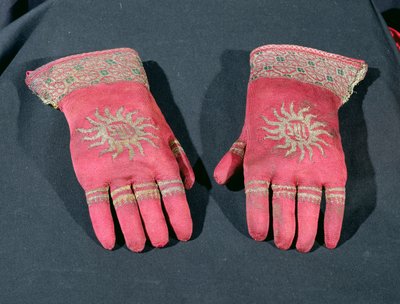 Een paar gebreide zijden handschoenen, mogelijk ooit behorend tot aartsbisschop William Warham, laat 15e of vroeg 16e eeuw door English School