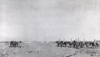 Een patrouille van de 14e Huzaren met commandant luitenant-kolonel R.W. Hewitt DSO nadert om de Turkse overgave te accepteren bij de Overgave van Kazimain, 11 maart 1917, gepubliceerd ca. 1918 door English School