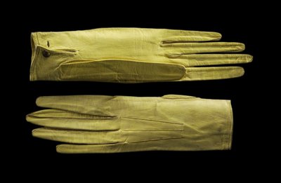 Felgele polslange handschoenen (ca. 1820) door English School