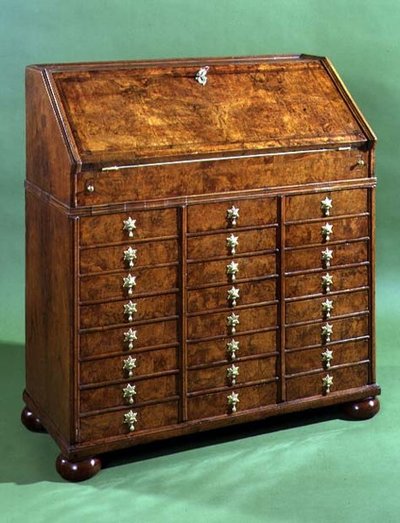Bureau met veel kleine lades en bolpoten, ca.1710 door English School