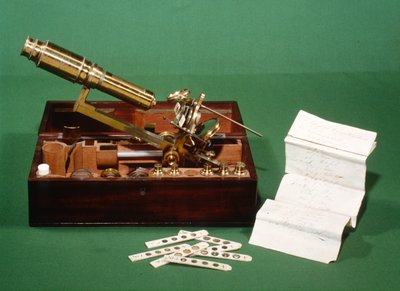Kistmicroscoop, met selectie van ivoren schuifjes en lijst, ca. 1800 door English School