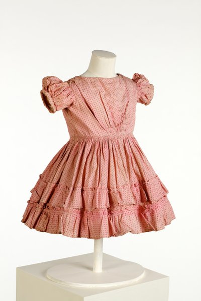 Kinderjurk met pofmouwen en gerokte rok, bedrukt met roze stippenpatroon, ca. 1850 door English School