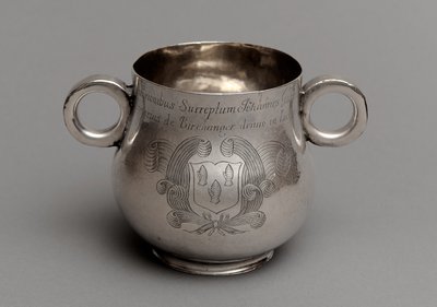 Beker met grote buik en dikke gegoten randbasis, en een paar osse-oog handvatten, 1675 door English School