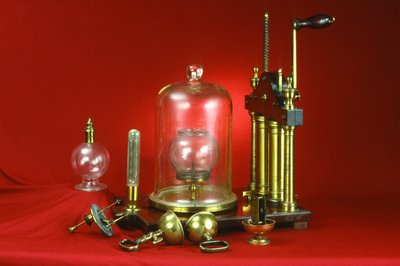 Dubbelpomp luchtpomp, geleverd met verschillende demonstratie-experimenten waaronder cavia en veer, Magdeburgse hemisferen, bel in vacuo en instortende blaas, ca. 1800 door English School