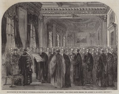 Inhuldiging van de Hertog van Devonshire als Kanselier van de Universiteit van Cambridge, de openbare redenaar leest het adres voor aan Zijne Genade (gravure) door English School