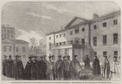 Inhuldiging van de Hertog van Devonshire als Kanselier van de Universiteit van Cambridge, de processie op de binnenplaats van Devonshire House (gravure) door English School