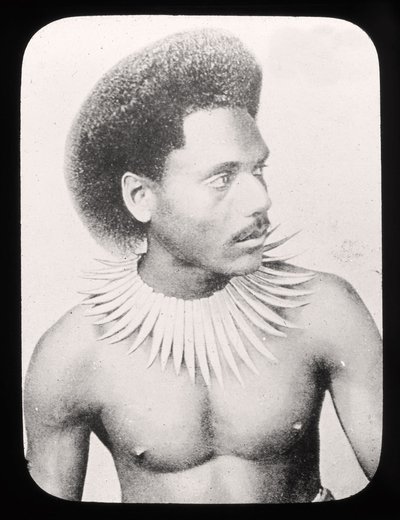 Toverlantaarnplaat van een Fijische opperhoofd in traditionele kleding ca. 1900 door English School