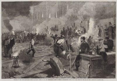 Leden van het South Middlesex Rifle Volunteers Corps aan het werk bij fakkellicht in de tuinen van Burlington House, Piccadilly, het terrein vrijmakend voor de oefenloods (gravure) door English School