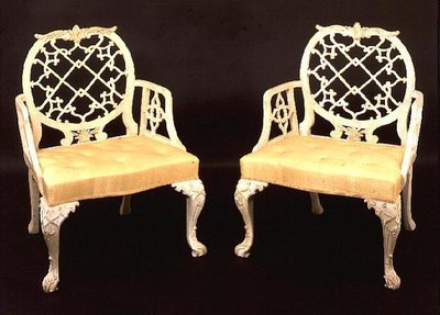 Paar beschilderde en gesneden armstoelen, George III, eind 18e eeuw door English School