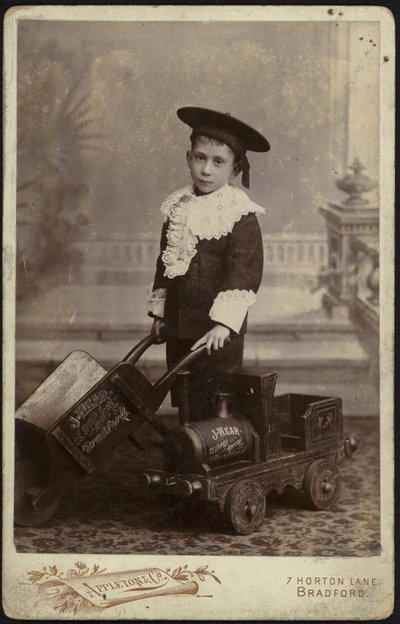 Portret van een jonge jongen met een handkar door English School