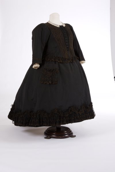 Jurk van Koningin Victoria, 1890s (zijde & net) door English School
