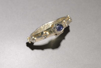 Ring, 1300s door English School