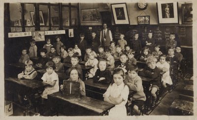 Schoolkinderen in hun klaslokaal (z/w foto) door English School