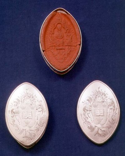 Skippet dozen gegraveerd met wapenschilden in rococo cartouches, Londen, 1740 door English School
