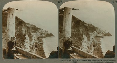 De kust van Amalfi en de Baai van Salerno vanuit een omgebouwd klooster, een stereoscopisch beeld door English School
