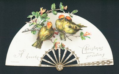 Drie kleine vogels zittend op waaier, Kerstkaart door English School