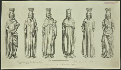 Drie standbeelden boven het Hof van King