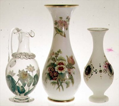 Waterkan, versierd met waterlelies in keramische verf omhuld met kristal, door Henry G. Richardson, midden 19e eeuw; twee opaalglazen vazen door Henry G. Richardson, eind 19e eeuw; opaalglazen vaas met emaille schildering, eind 19e eeuw door English School