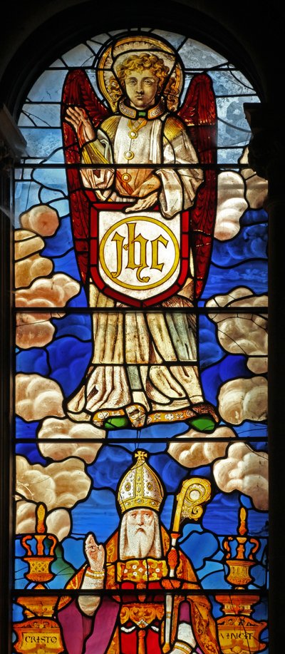 Raam N2 met een engel die het monogram van Christus draagt door English School