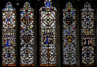 Raam n4 met grisaille, St. Petrus embleem, figuren, wapenschilden door English School