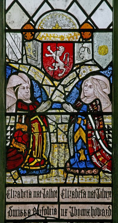 Raam w1 met Elizabeth Talbot, Hertogin van Norfolk en Elizabeth Tilney, Gravin van Surrey met het wapenschild van de Mowbray familie erboven door English School