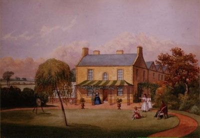 Jonge vrouwen die boogschieten oefenen op het gazon van een landhuis, begin 19e eeuw door English School