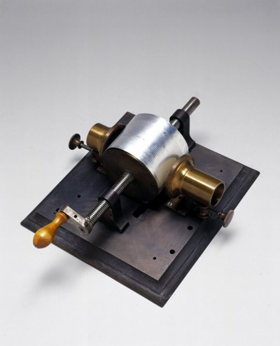Replica van de eerste fonograaf, uitgevonden door Thomas Alva Edison in 1877 door English School English School
