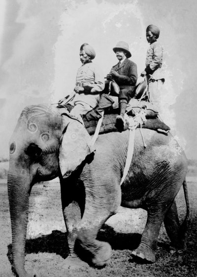 George V (1865-1936) Koning van Groot-Brittannië vanaf 1936. rijdend op een olifant tijdens een jachttrip in Nepal, december 1911, terwijl hij in India was om geïnstalleerd te worden als Koning-Keizer van India. door Ernest Brooks