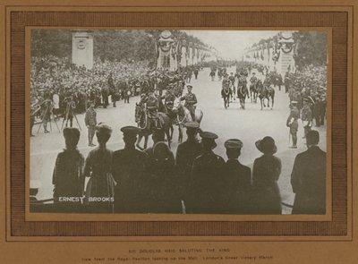 Overwinningsvieringen in Londen in 1919, Sir Douglas Haig groet de koning (zwart-wit foto) door Ernest Brooks