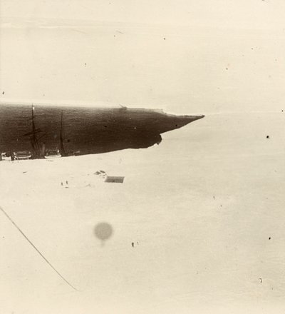 Kijkend naar beneden vanuit de ballon op het plateau. Uit album van Sir Ernest Henry Shackleton getiteld Nationale Antarctische Expeditie (1901-1903) door Ernest Henry Shackleton