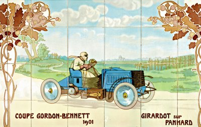 Girardot rijdt in een Panhard auto in de Gordon Bennet Cup van 1901: keramische tegels vervaardigd door Gilardoni Fils et Cie uit Parijs, naar een tekening van Ernest Montaut (1878-1909) door Ernest Montaut