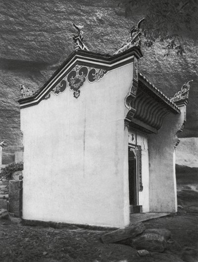 Ichangfu, Lung wang tung, Hupei, Poort Hal in de Tempel van de Drakenkoning door Ernst Boerschmann