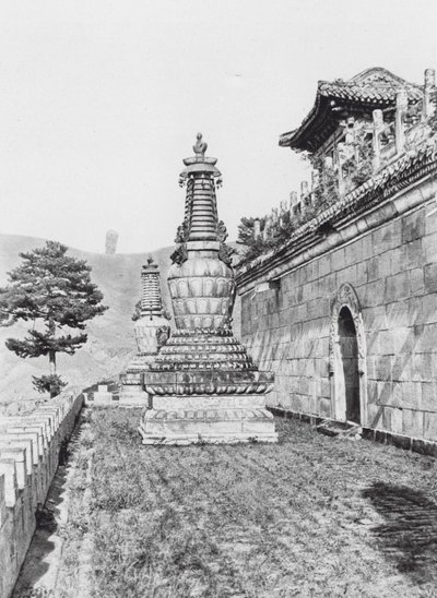 Jehol, Pu lo sze, Chihli, Terras in het Lama Klooster Pu lo sze door Ernst Boerschmann
