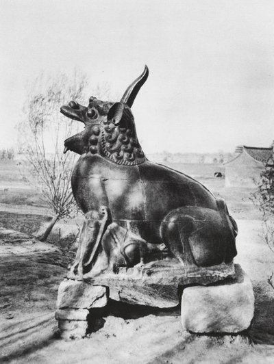 Taiyuanfu, Shansi, Bronzen eenhoorn die de Fen-rivier bewaakt door Ernst Boerschmann