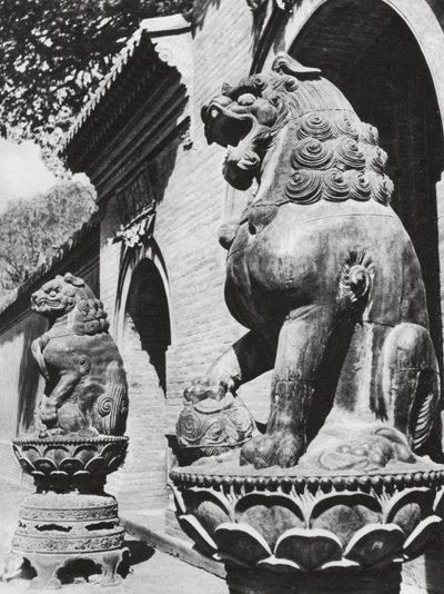Taiyuanfu, Ta pei sze, Shansi, Bronzen leeuwen bij de tempelingang door Ernst Boerschmann