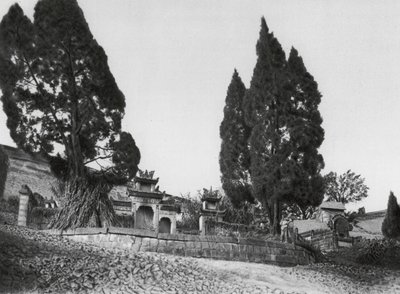 Wanhien, Kiao ting shan, Szechuan, Graf op de hellingen van Kiao ting Hill nabij Wanhien door Ernst Boerschmann