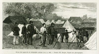 Beoordeling van optische telegrafie-apparatuur. Gravure door E.Ronjat, ter illustratie van het verhaal Trente mois au Tonkin, in 1884, door dokter Paul Hocquard, in le tour du monde 1890, onder leiding van Edouard Charton (1807-1890), Hachette, Parijs. door Etienne Antoine Eugene Ronjat