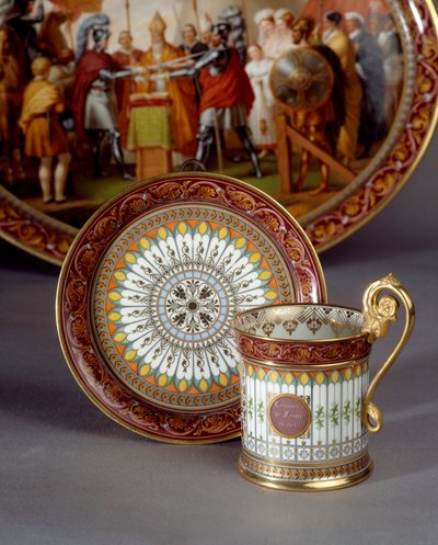 Porseleinen kop en schotel voor het serveren van chocolade door Etienne Charles Leguay