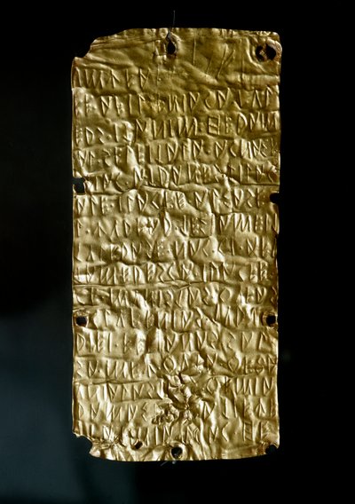 Etruskische oudheid: tabletten van Pyrgi in goud gegraveerd met inscripties in de Etruskische taal gewijd aan de Verenigde Godin. Eind 6e-begin 5e eeuw v.Chr. Rome, Museo Nazionale di Villa Giulia door Etruscan